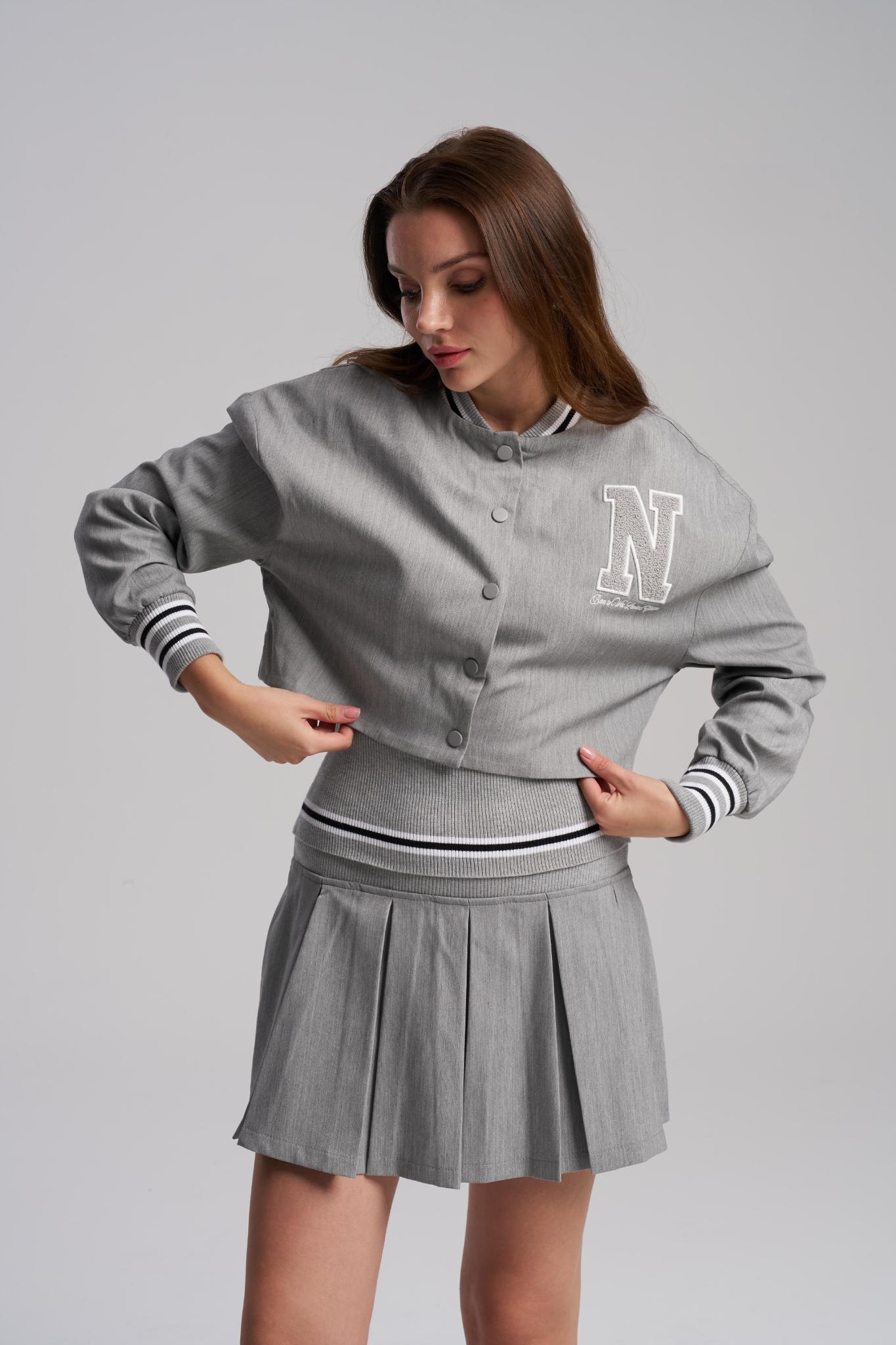 Detail of wide elastic waistband and hidden zipper skirt
