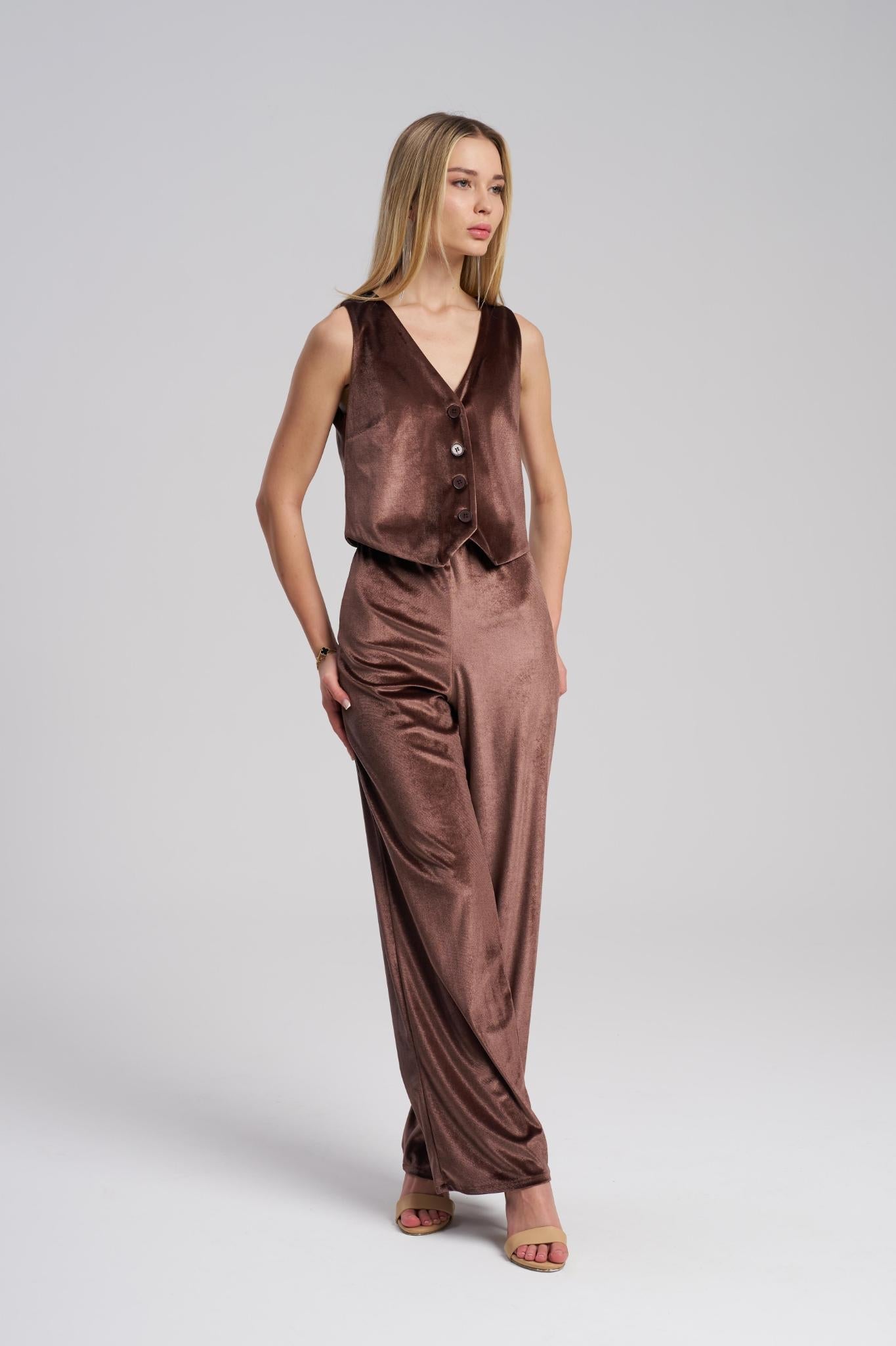 Woman wearing a brown velvet