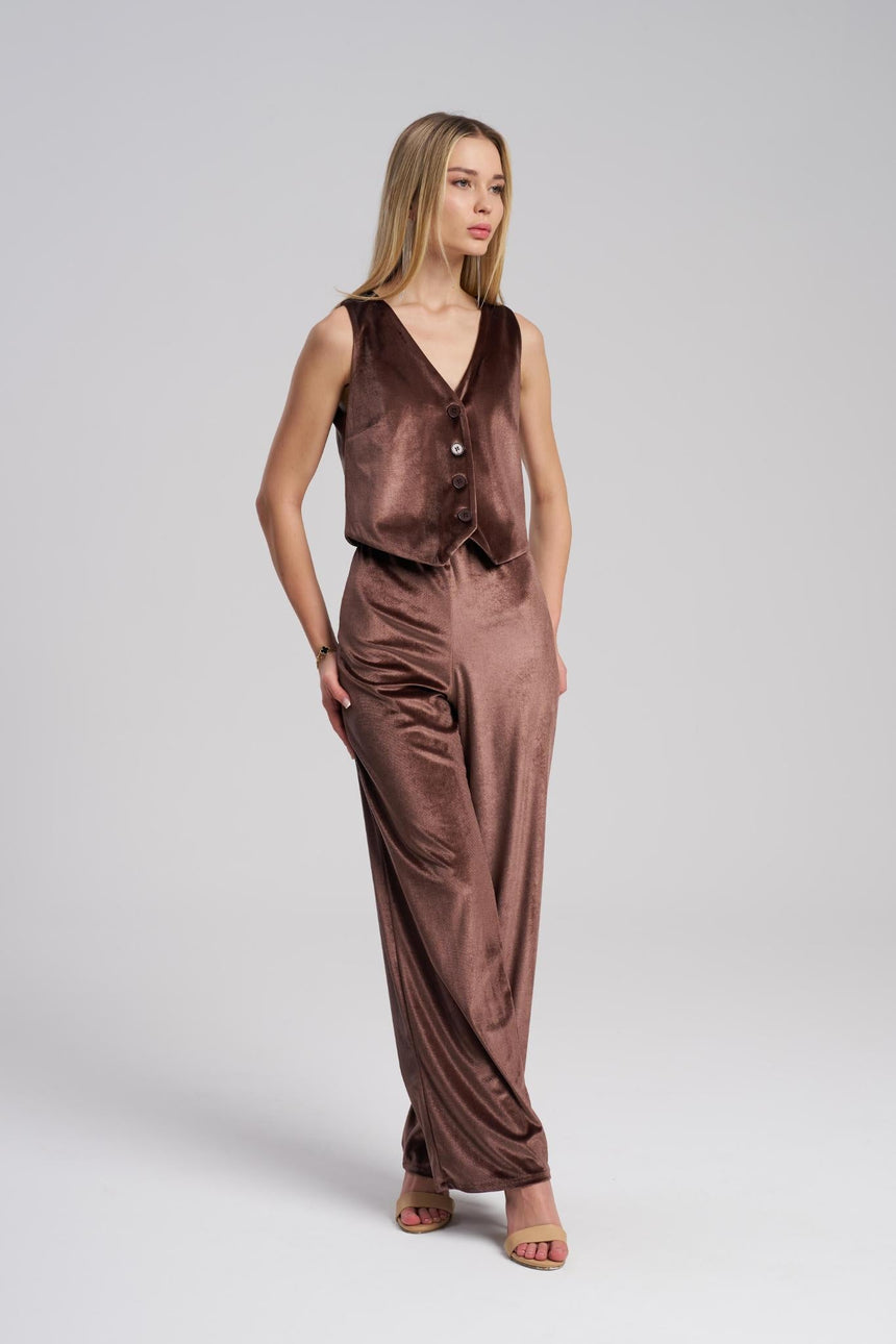 Woman wearing a brown velvet