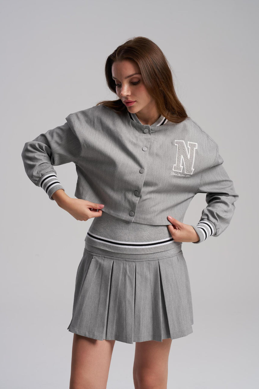 Detail of wide elastic waistband and hidden zipper skirt